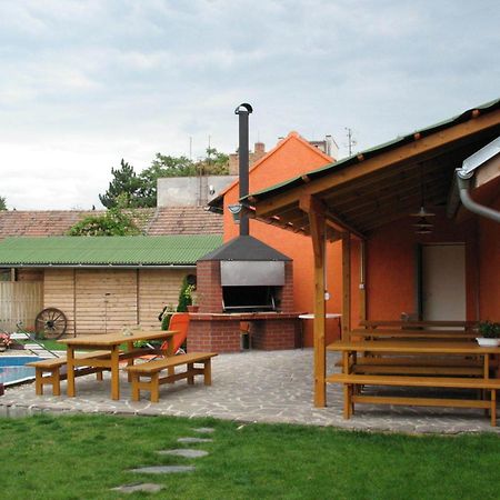 Penzion A Restaurace U Hroznu Velké Bílovice Extérieur photo