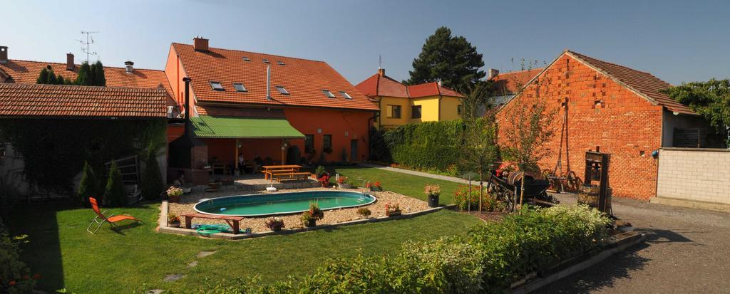 Penzion A Restaurace U Hroznu Velké Bílovice Extérieur photo