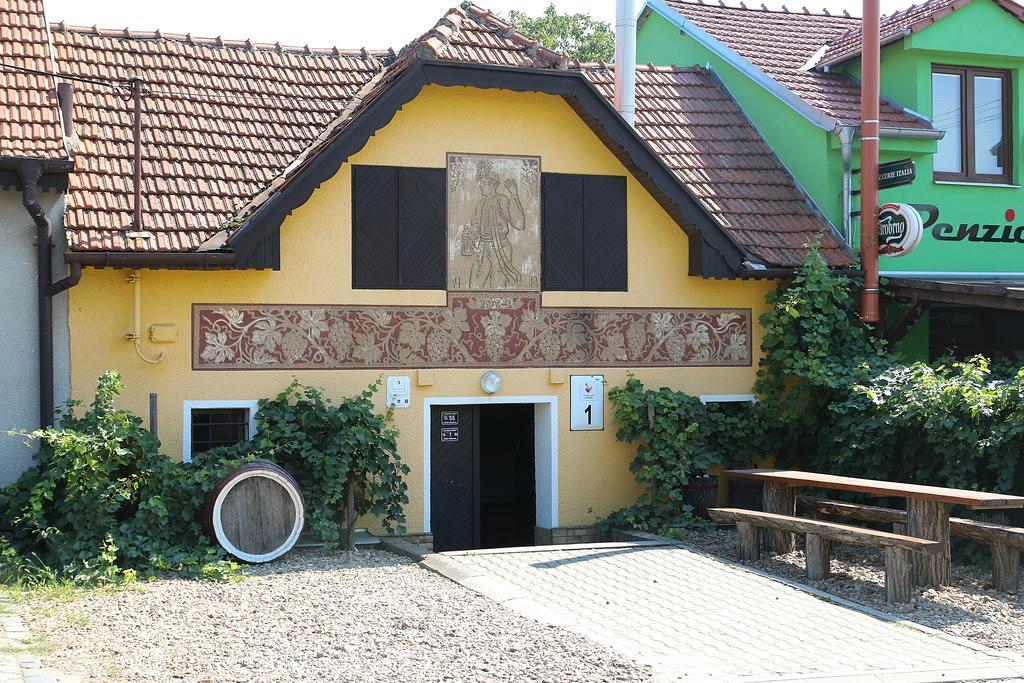 Penzion A Restaurace U Hroznu Velké Bílovice Extérieur photo