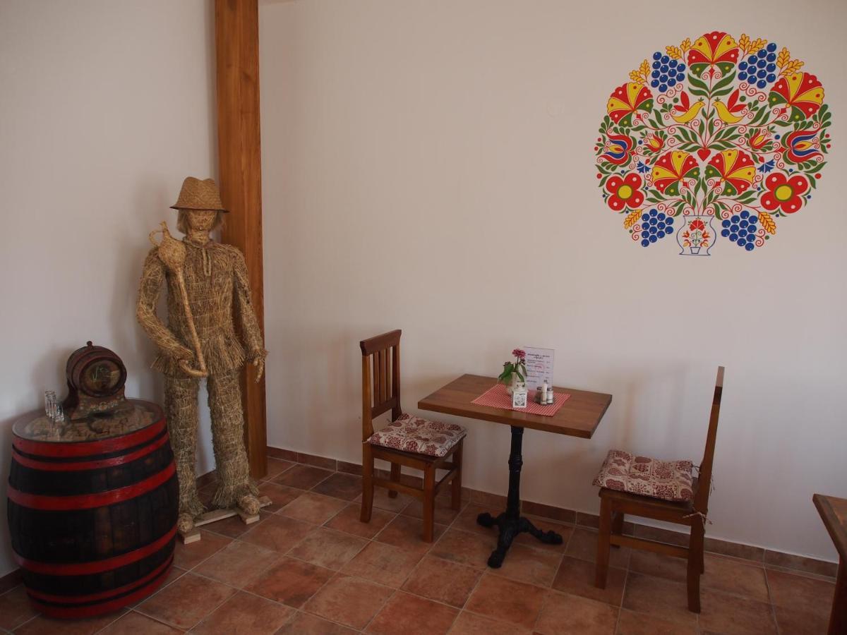 Penzion A Restaurace U Hroznu Velké Bílovice Extérieur photo