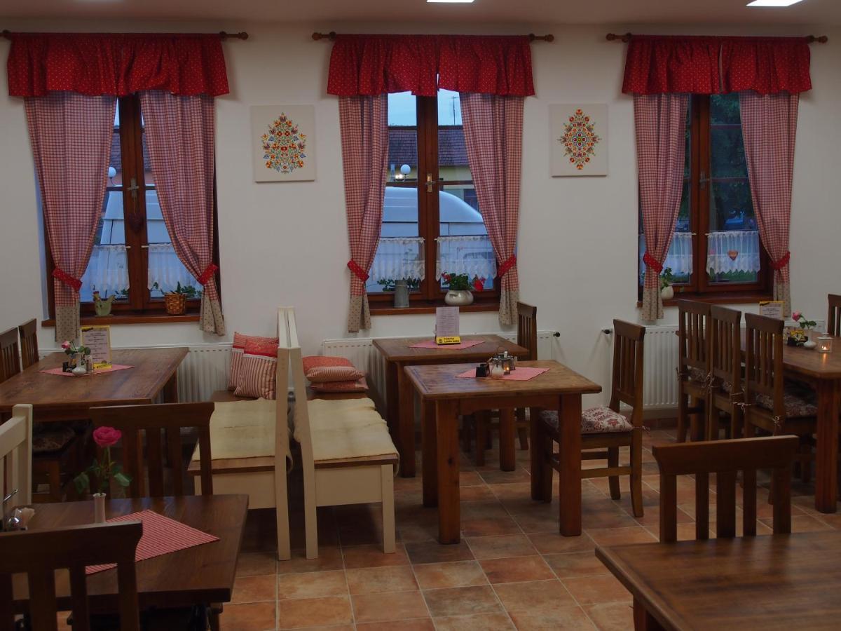 Penzion A Restaurace U Hroznu Velké Bílovice Extérieur photo